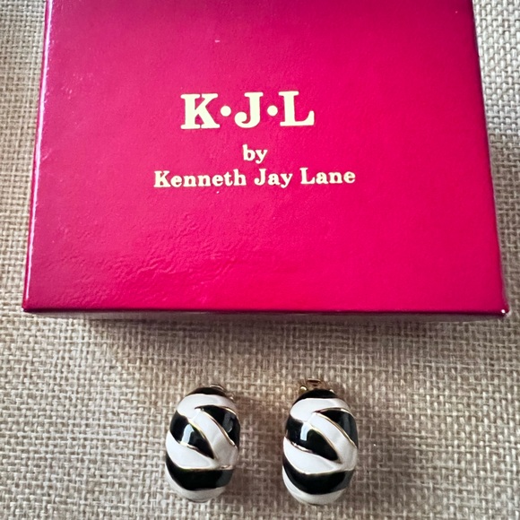 KJL Kenneth Jay Lane Clip On Zebra enamel Earrings Gold Tone 1” Original Box - Picture 2 of 7